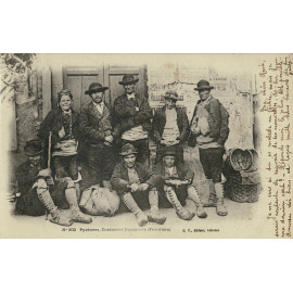 CPA - Pyrénées - Costumes...
