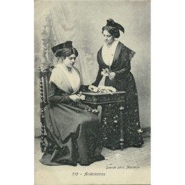 CPA - Arlésiennes -
