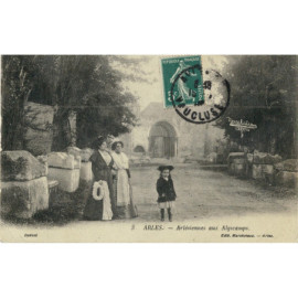 CPA - Arlesienne aux Alyscams