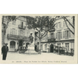 CPA - Arles - Place du...
