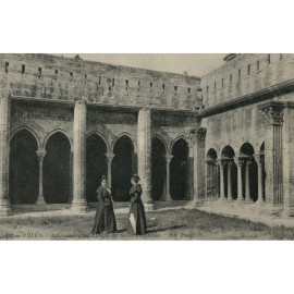 CPA - Arlésienne au Cloître...