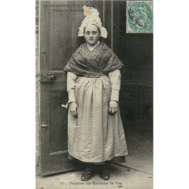 CPA - Femme des Environs de...