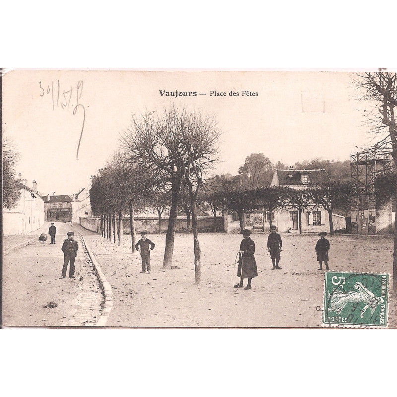 CPA - Vaujours - Place des fêtes