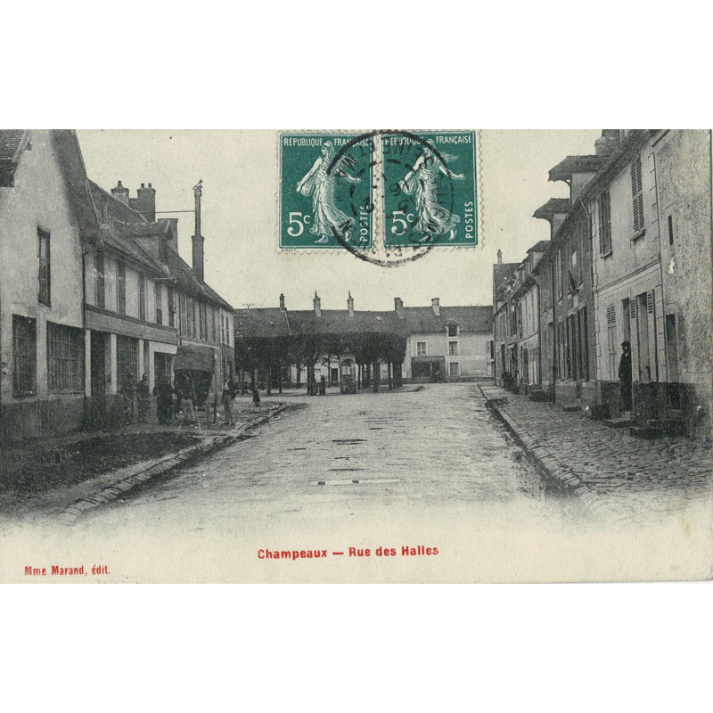 CPA - Champeaux -  Rue des Halles