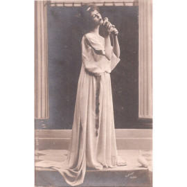 Carte-Photo - Femme tenant...