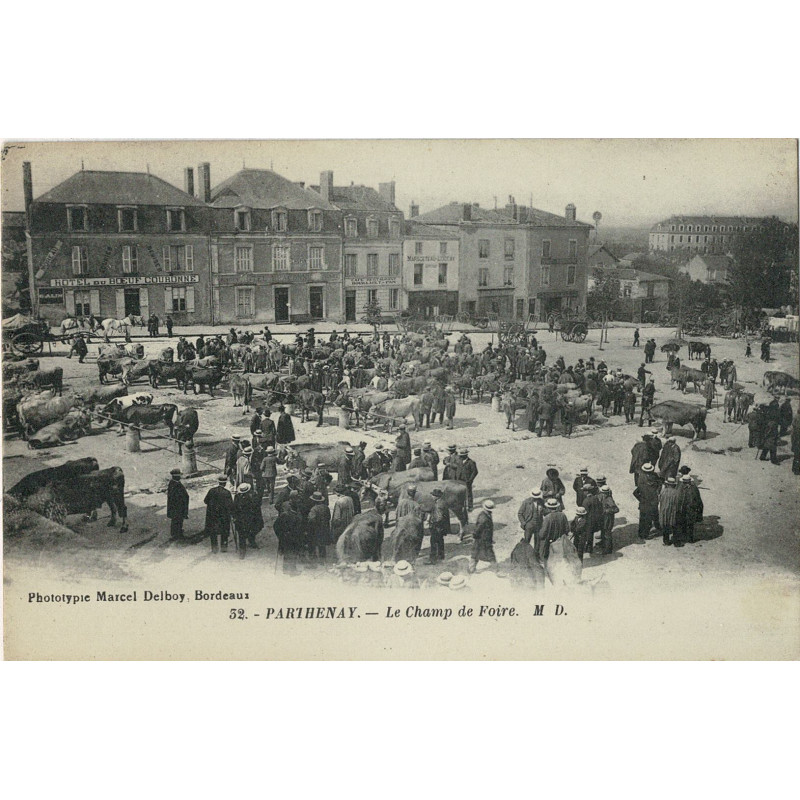 CPA - Parthenay - Le Champ de Foire