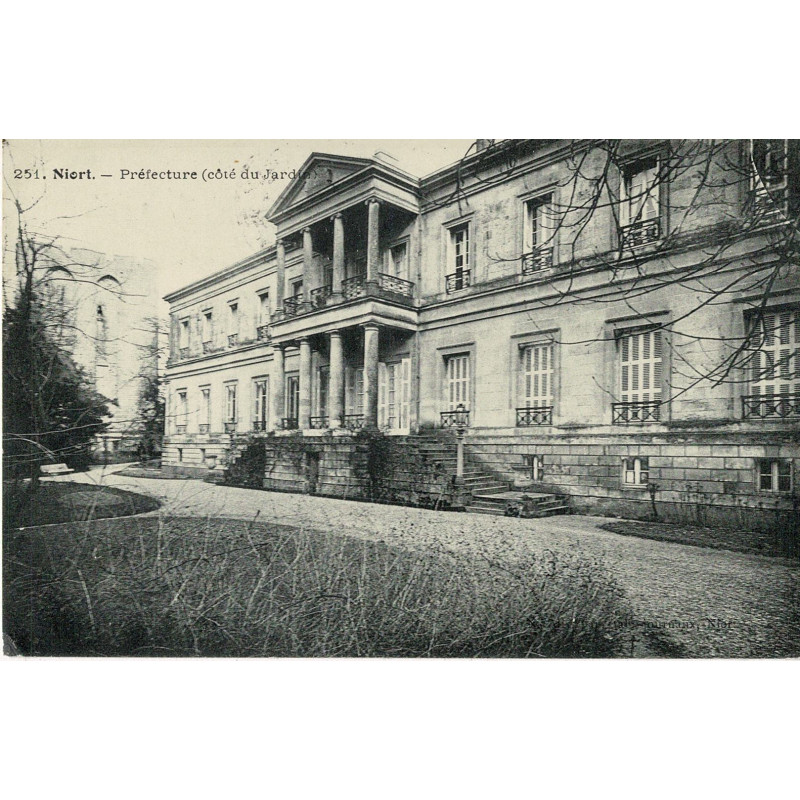 CPA - Niort - Préfecture (Côté du Jardin)
